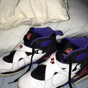 I am selling Jordan 8 retro three peat.